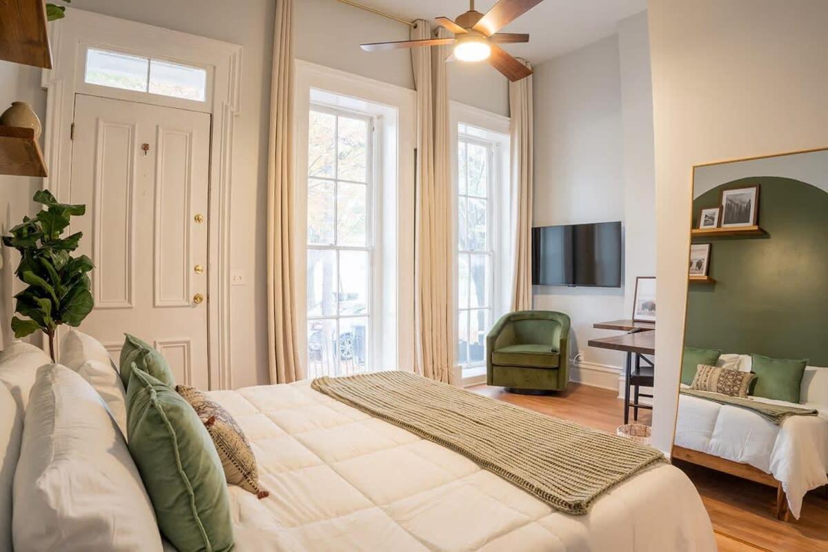 Holiday home Remodeled Modern - Private Backyard & Games!