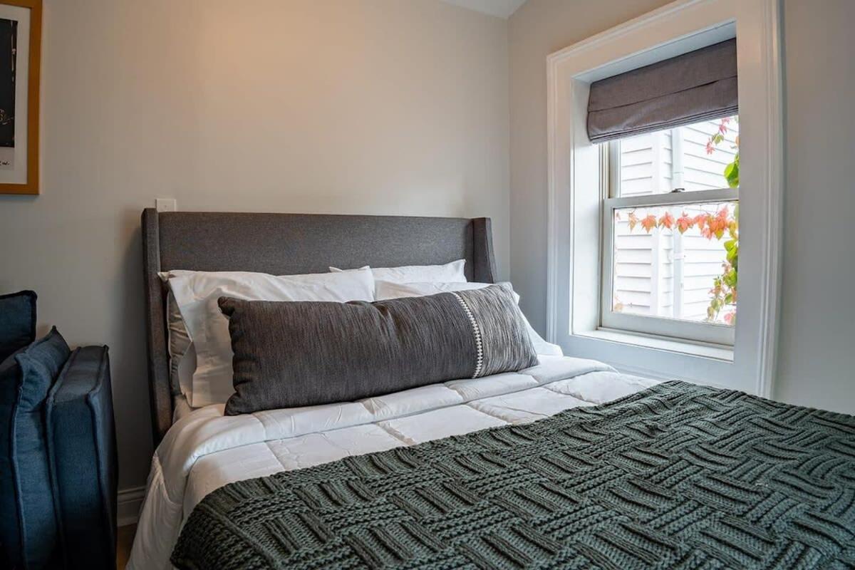 Holiday home Remodeled Modern - Private Backyard & Games!