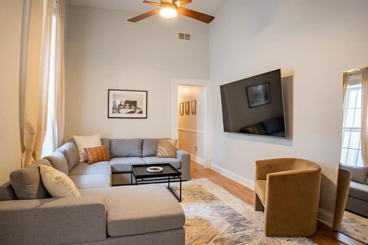 Remodeled Modern - Private Backyard & Games! Louisville