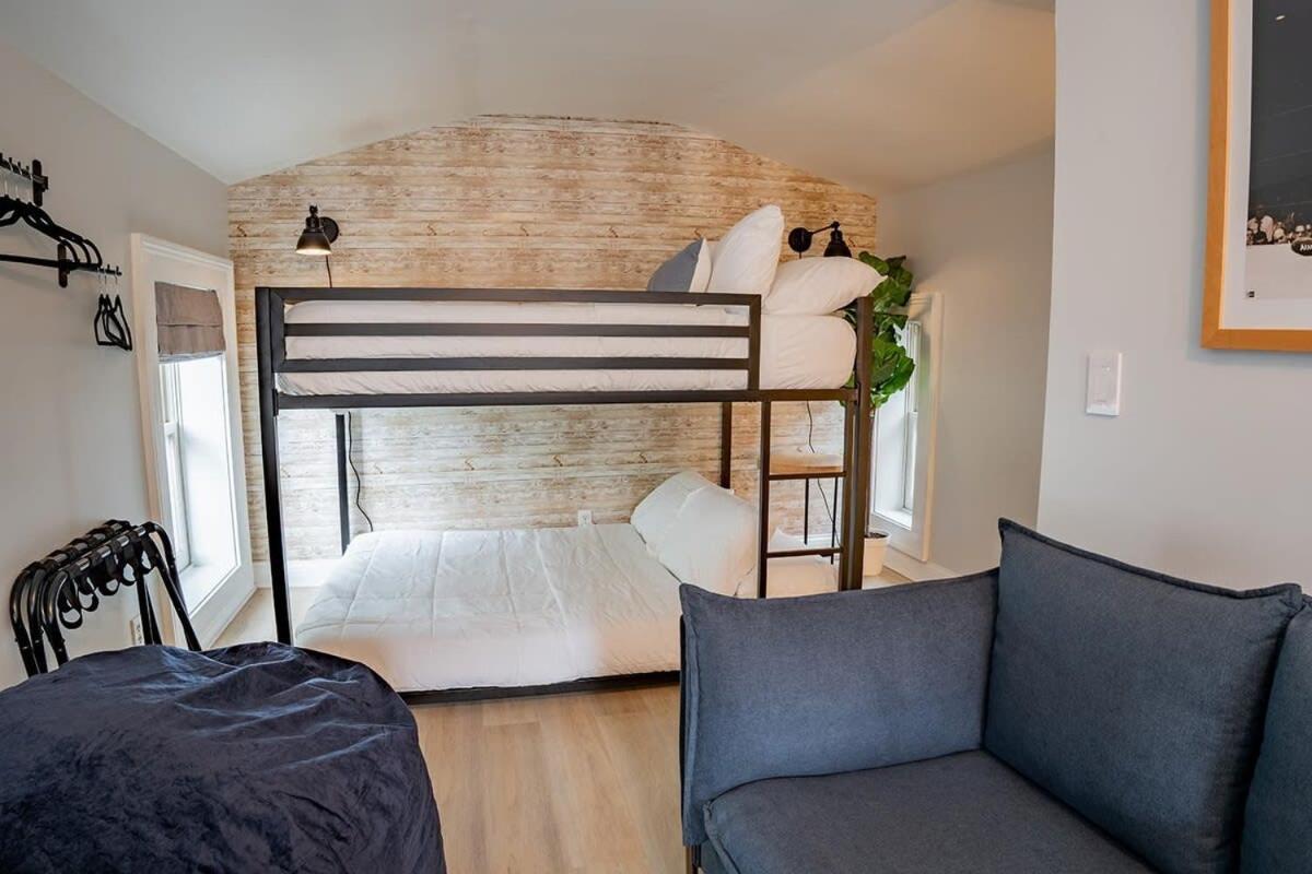 Remodeled Modern - Private Backyard & Games! Holiday home Louisville