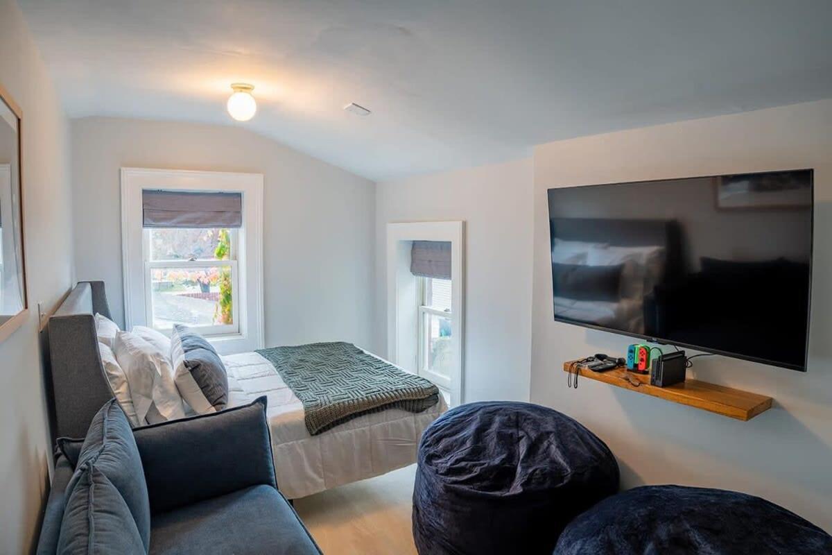 Remodeled Modern - Private Backyard & Games! Holiday home *